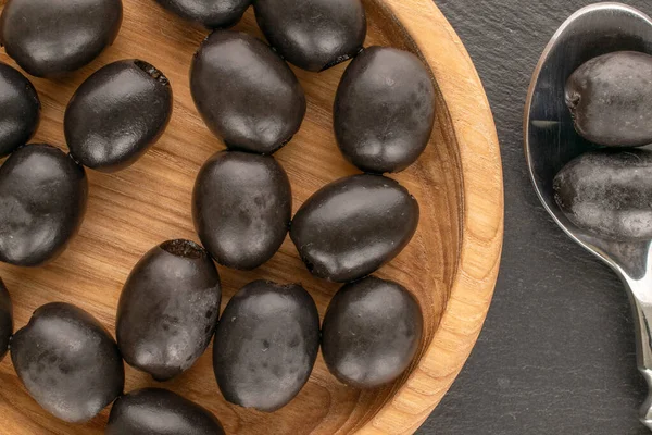 Yukardan bakıldığında konserve siyah zeytin..