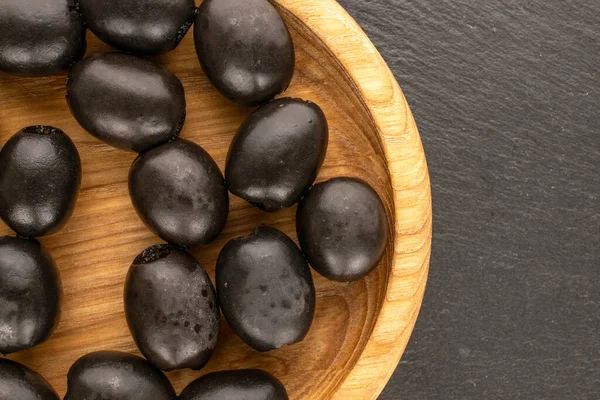 Yukardan bakıldığında konserve siyah zeytin..