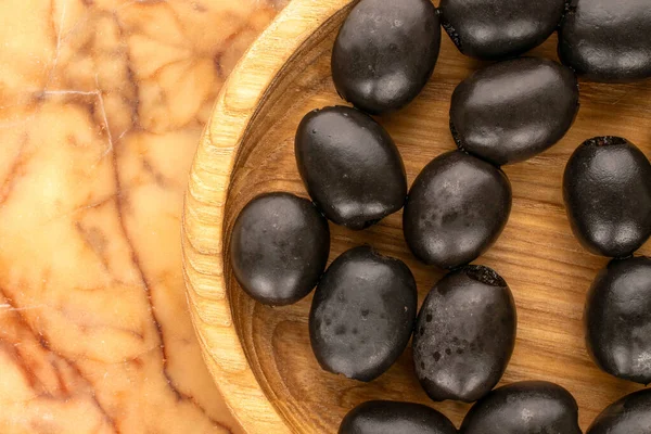 Konserve siyah zeytinler mermer üzerinde, üst manzara.