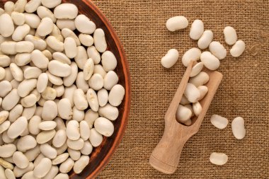 Jüt kumaş, makro, üst görünüm üzerinde pişmemiş fasulye..