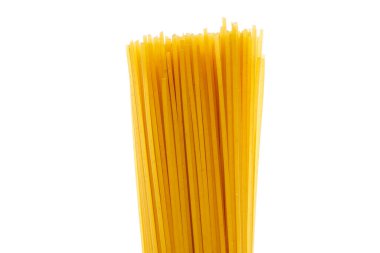 Pişmemiş spagetti, yakın plan, beyaz arka planda izole edilmiş..