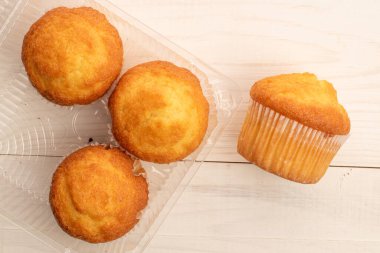 Ahşap bir masada nefis kekler, üst manzara, yakın çekim..