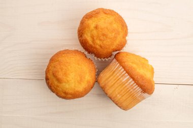 Ahşap bir masada nefis kekler, üst manzara, yakın çekim..