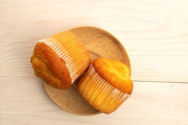 Ahşap bir masada nefis kekler, üst manzara, yakın çekim..