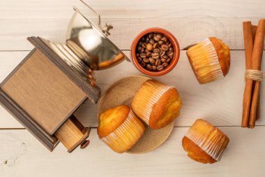 Ahşap bir masada kahve ile nefis kekler, üst manzara, yakın çekim..