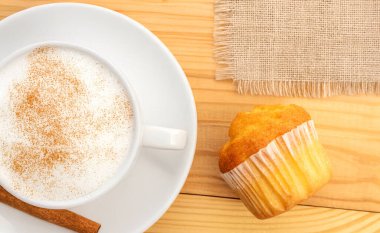 Ahşap bir masada nefis kekler, üst manzara, yakın çekim..