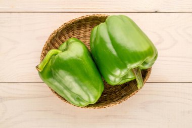 Ahşap bir masada tatlı yeşil biberler, üst manzara, makro.