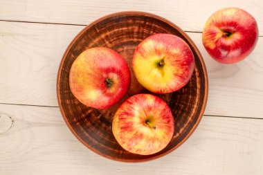 Tahta bir masada sulu elmalar, üst manzara, makro.