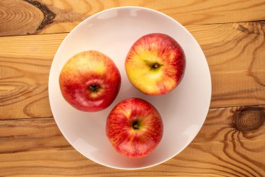 Tahta bir masada sulu elmalar, üst manzara, makro.