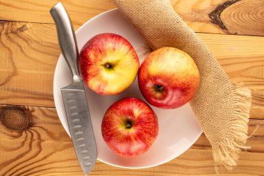 Tahta bir masada sulu elmalar, üst manzara, makro.