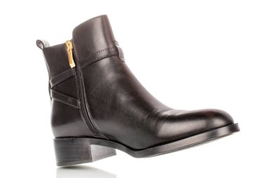 Deri kadın yarı sezon botları beyaz arka planda izole edilmiş, yakın plan.