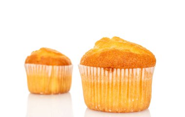 Beyaz arka planda izole edilmiş tatlı kekler, yakın plan..