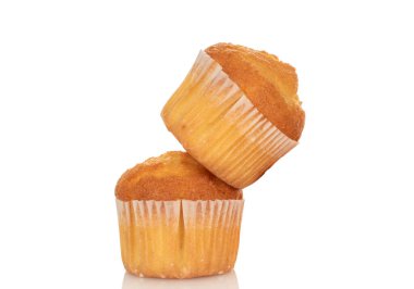 Beyaz arka planda izole edilmiş tatlı kekler, yakın plan..