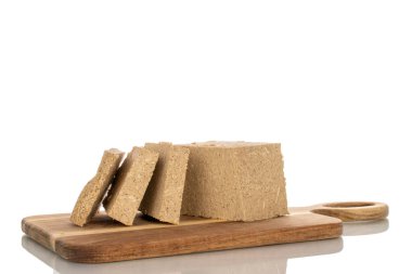 Beyaz arka planda izole edilmiş hoş kokulu halva, makro.