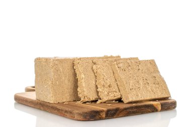 Beyaz arka planda izole edilmiş hoş kokulu halva, makro.