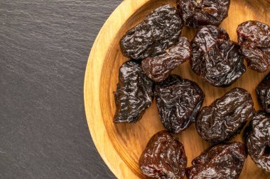 Kurutulmuş kuru erik, üst manzara, makro.