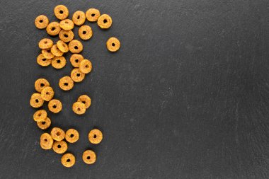 Kuru köpek maması bir taşın üstünde, üst manzara, makro.