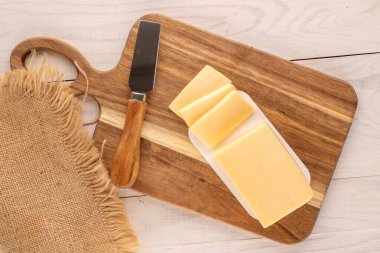 Ahşap bir masanın üzerindeki sert peynirin güzel kokulu parçaları, üst manzara, makro.