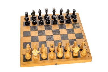 Satranç tahtasındaki klasik ahşap satranç taşları, yakın plan, beyaz arka planda izole..