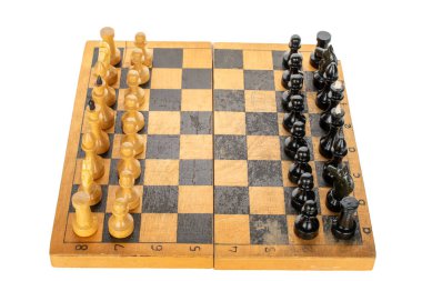 Satranç tahtasındaki klasik ahşap satranç taşları, yakın plan, beyaz arka planda izole..