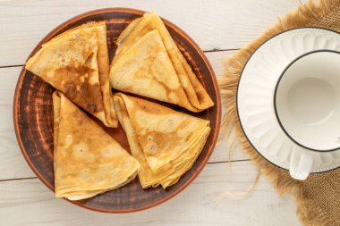 Tahta bir masada sıcak gözleme, yakın çekim, üst manzara..