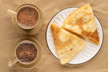 Kraft kağıdında sıcak gözleme, makro, üst görünüm.