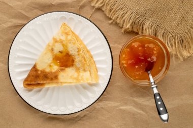 Kraft kağıdında sıcak gözleme, makro, üst görünüm.