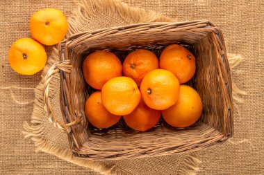 Jüt kumaş, makro, üst görünümde sulu olgun mandalinalar..