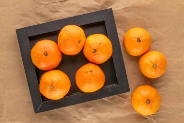 Kraft kağıdı, makro üzerinde sulu olgun mandalinalar..