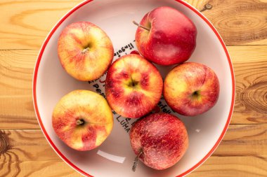 Tahta bir masada sulu kırmızı elmalar, yakın plan, üst manzara..