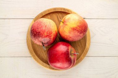 Tahta bir masada sulu kırmızı elmalar, yakın plan, üst manzara..