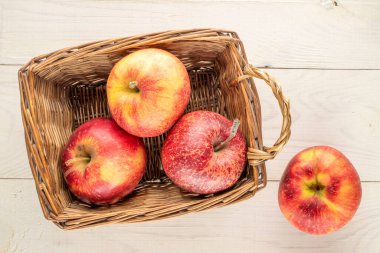 Tahta bir masada sulu kırmızı elmalar, yakın plan, üst manzara..