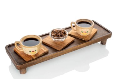 Beyaz arka planda izole edilmiş seramik bardaklı ahşap masa, yakın plan..