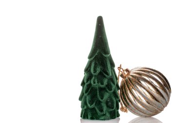 Beyaz arka planda izole edilmiş cam küreli oyuncak Noel ağacı, yakın plan.