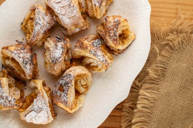 Beyaz seramik tabakta elmalı turta, üst manzara. makro.