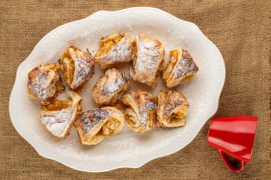 Beyaz seramik tabakta elmalı turta, üst manzara. makro.