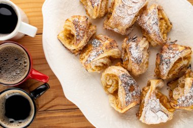 Beyaz seramik tabakta elmalı turta, üst manzara. makro.