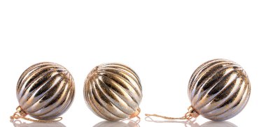 Cam Noel topları beyaz arka planda izole edilmiş, yakın plan..