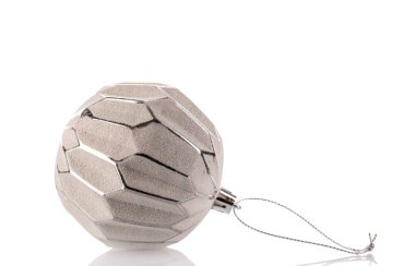 Cam Noel topları beyaz arka planda izole edilmiş, yakın plan..