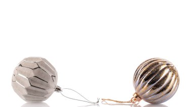 Cam Noel topları beyaz arka planda izole edilmiş, yakın plan..