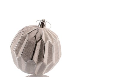 Cam Noel topları beyaz arka planda izole edilmiş, yakın plan..