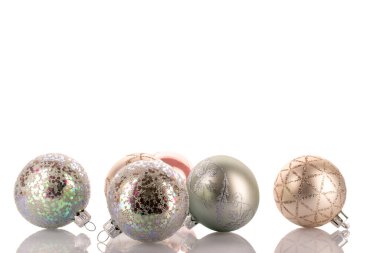 Cam Noel topları beyaz arka planda izole edilmiş, yakın plan..