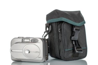 Kamera çantalı bir dijital kamera beyaz arkaplanda izole edilmiş, yakın plan.