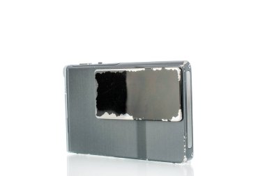 Beyaz arkaplanda izole edilmiş bir dijital kamera, yakın plan..