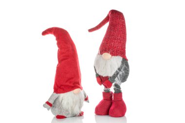 Beyaz arka planda izole edilmiş Noel perisi cüceleri, yakın plan.