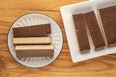 Çikolatalı gofretler parçalara bölünmüş, üst manzara, makro.