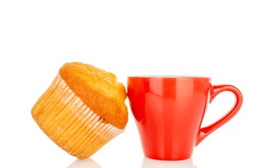 Beyaz arka planda izole edilmiş kapkekli bir kırmızı seramik bardak..