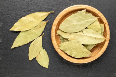 Slate stone, makro üzerinde kuru defne yaprağı, üst görünüm.