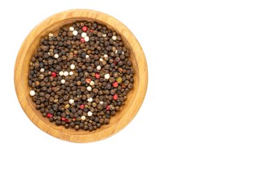 Ahşap bir tabakta siyah biber, beyaz arka planda izole edilmiş, yakın plan, üst manzara..