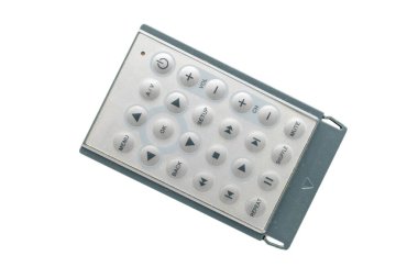 Beyaz arkaplanda izole edilmiş bir uzaktan kumanda, yakın plan, üst görünüm.